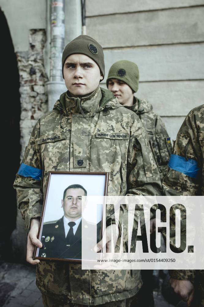 Beisetzung von Oleg Jaschtschischin, Kirilo Wischiwanij, Sergej Melnik und Rostislaw Romantschukauf dem Lychatik-Friedhof, die vier Offiziere kamen zwei Tage vorher in einem Militärlager nahe der Grenze zu Polen in Jaworiw bei einem russischen Raketenangriff um, mindestens 35 Menschen starben, Lwiw, Ukraine, Europa