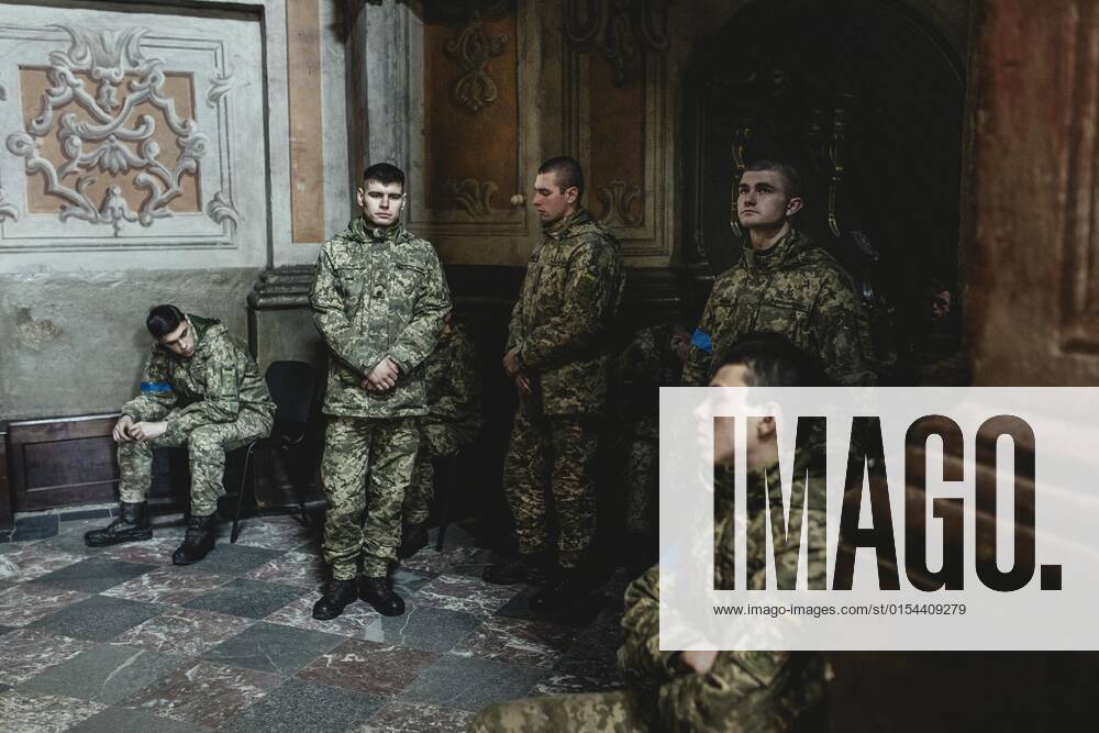 Beerdigung von Oleg Jaschtschischin, Kirilo Wischiwanij, Sergej Melnik und Rostislaw Romantschuk in der Jesuitenkirche St. Peter und Paul, die vier Offiziere kamen zwei Tage vorher in einem Militärlager nahe der Grenze zu Polen in Jaworiw bei einem russischen Raketenangriff um, mindestens 35 Menschen starben, Lwiw, Ukraine, Europa