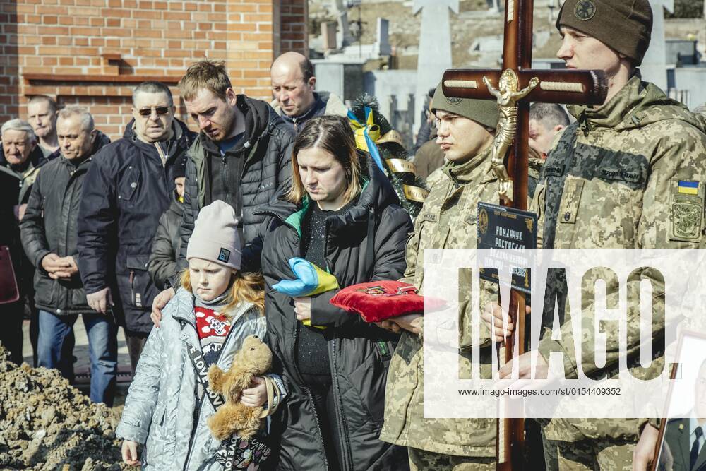 Beisetzung von Oleg Jaschtschischin, Kirilo Wischiwanij, Sergej Melnik und Rostislaw Romantschukauf dem Lychatik-Friedhof, die vier Offiziere kamen zwei Tage vorher in einem Militärlager nahe der Grenze zu Polen in Jaworiw bei einem russischen Raketenangriff um, mindestens 35 Menschen starben, Lwiw, Ukraine, Europa