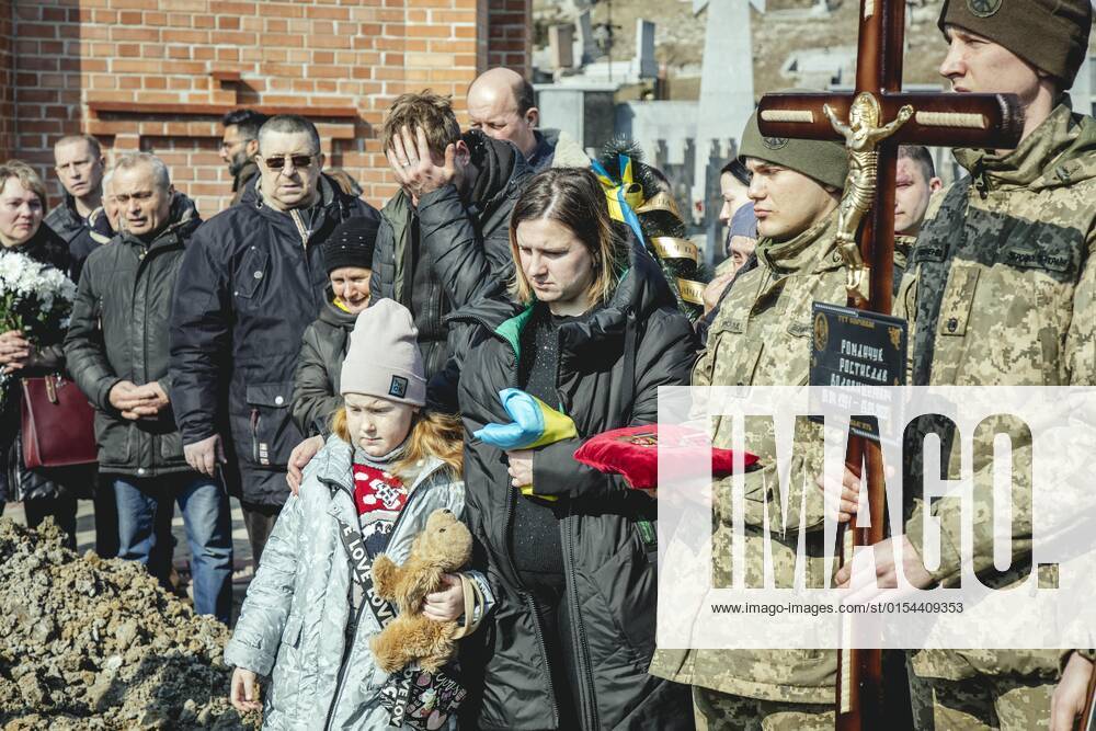 Beisetzung von Oleg Jaschtschischin, Kirilo Wischiwanij, Sergej Melnik und Rostislaw Romantschukauf dem Lychatik-Friedhof, die vier Offiziere kamen zwei Tage vorher in einem Militärlager nahe der Grenze zu Polen in Jaworiw bei einem russischen Raketenangriff um, mindestens 35 Menschen starben, Lwiw, Ukraine, Europa