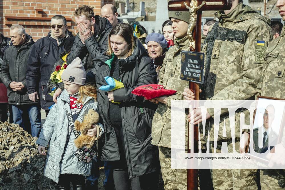 Beisetzung von Oleg Jaschtschischin, Kirilo Wischiwanij, Sergej Melnik und Rostislaw Romantschukauf dem Lychatik-Friedhof, die vier Offiziere kamen zwei Tage vorher in einem Militärlager nahe der Grenze zu Polen in Jaworiw bei einem russischen Raketenangriff um, mindestens 35 Menschen starben, Lwiw, Ukraine, Europa