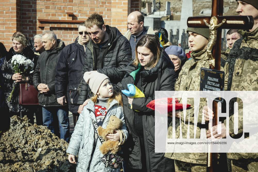 Beisetzung von Oleg Jaschtschischin, Kirilo Wischiwanij, Sergej Melnik und Rostislaw Romantschukauf dem Lychatik-Friedhof, die vier Offiziere kamen zwei Tage vorher in einem Militärlager nahe der Grenze zu Polen in Jaworiw bei einem russischen Raketenangriff um, mindestens 35 Menschen starben, Lwiw, Ukraine, Europa