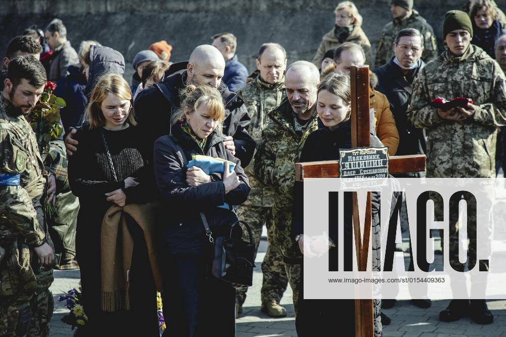 Beisetzung von Oleg Jaschtschischin, Kirilo Wischiwanij, Sergej Melnik und Rostislaw Romantschukauf dem Lychatik-Friedhof, die vier Offiziere kamen zwei Tage vorher in einem Militärlager nahe der Grenze zu Polen in Jaworiw bei einem russischen Raketenangriff um, mindestens 35 Menschen starben, Lwiw, Ukraine, Europa