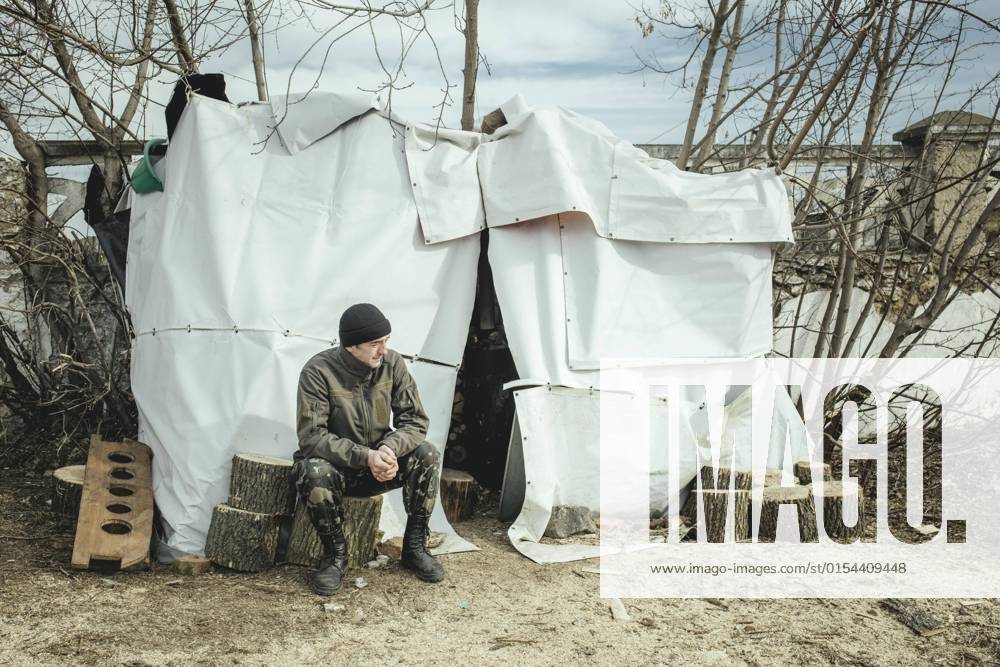 Dima, Mitglied der territorialen Selbstverteidigung, er hat einen Checkpoint in seinem Dorf eingerichtet und überwacht die Zufahrtsstraßen, Holoskiv, Ukraine, Europa