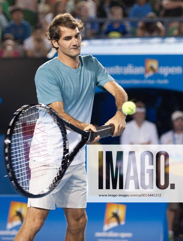 (140111) -- MELBOURNE, Jan. 11, 2014 (Xinhua) -- Roger Federer of Switzerland returns the ball with a giant racquet during the Kids Day exhibition match ahead of the Australian Open tennis tournament in Melbourne, Australia, Jan. 11, 2014. (Xinhua Bai Xue) (SP)AUSTRALIA-MELBOURNE-TENNIS