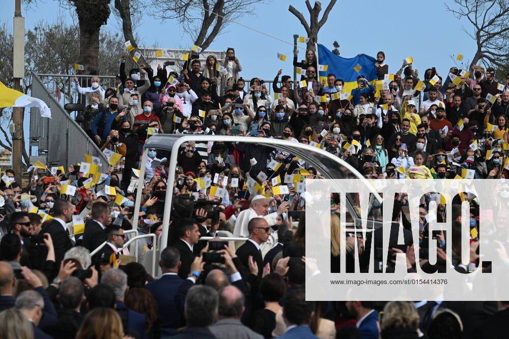 Pope Francis arrives in the popemobile car to celebrate mass at the Saint Publius parish church in Malta, 03 April 2022..ANSA CIRO FUSCO MALTA - ZUMAa110 20220403_zaf_a110_003