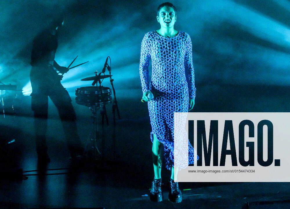Honduransk danske Julie Pavon paa scenen ved Steppeulven 2022 prisuddelingen paa Bremen Teater i Koebenhavn soendag den 3. april 2022. Steppeulven er en pris, som siden februar 2003 uddeles af Foreningen af Danske Musikkritikere.. , Copenhagen