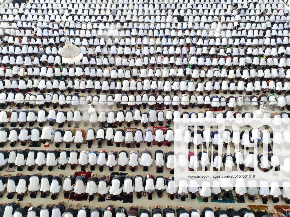 MEDAN, INDONESIA - APRIL 03, 2022 : The students of the Ar-Raudhatul Hasanah Islamic boarding school form a circle during a mass tadarus during Ramadan month in Medan, North Sumatra, Indonesia on April 03, 2022. The activity, which was attended by thousands of students at the Islamic boarding school, is a routine activity carried out during Ramadan. - ZUMAys1_ 20220403_zaf_ys1_007