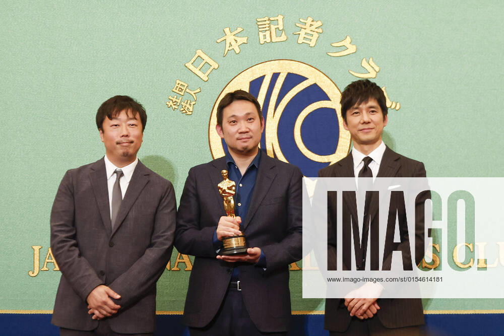 Bilder des Jahres 2022, Entertainment 04 April Entertainment Themen der Woche KW14 April 5, 2022, Tokyo, Japan: (L to R) Producer Teruhisa Yamamoto, Director Ryusuke Hamaguchi and actor Hidetoshi Nishijima, pose for the cameras during a news conference at the Japan National Press Club in Tokyo. Hamaguchi s movie Drive My Car won the Best International Feature Film at the 94th U.S. Academy Awards in Los Angeles. Tokyo Japan - ZUMAm191 20220405_zap_m191_058
