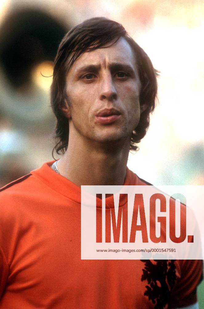 Johan Cruyff (Niederlande) - Nationalhymne Fußball WM Herren Weltmeisterschaft 1974, Länderspiel, Nationalmannschaft, Nationalteam, Nationaltrikot, Holland, Vdia Porträt Hannover