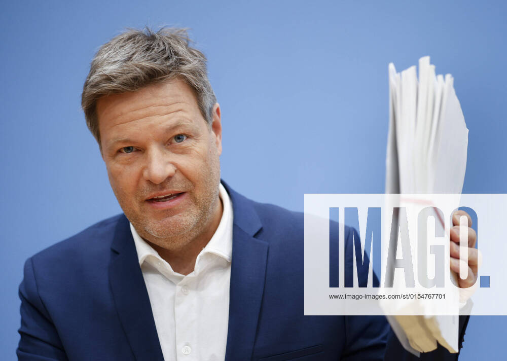 Robert Habeck (Buendnis 90 Die Gruenen), Bundesminister fuer Wirtschaft und Klimaschutz und Vizekanzler, stellt vor der Bundespressekonferenz die Anpassung von Energie-Gesetzen im Osterpaket des BMWK vor. Berlin, 13.02.2013. Berlin Deutschland
