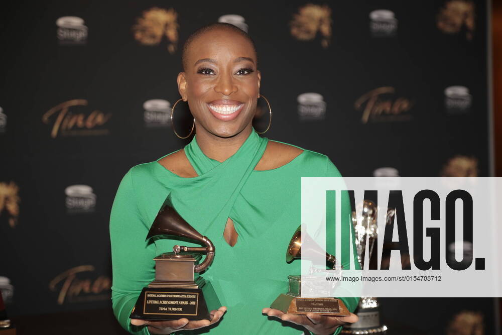Aisata Blackman bei der Ausstellungseröffnung: Musikpreise von Weltstar Tina Turner im Stage Operettenhaus. Hamburg, 06.04.2022 xxxMatthiasWehnertxxx Presse-Termin Musikpreise von Weltstar Tina Turner im Stage Operettenhaus, Hamburg Hamburg Deutschland Hamburg