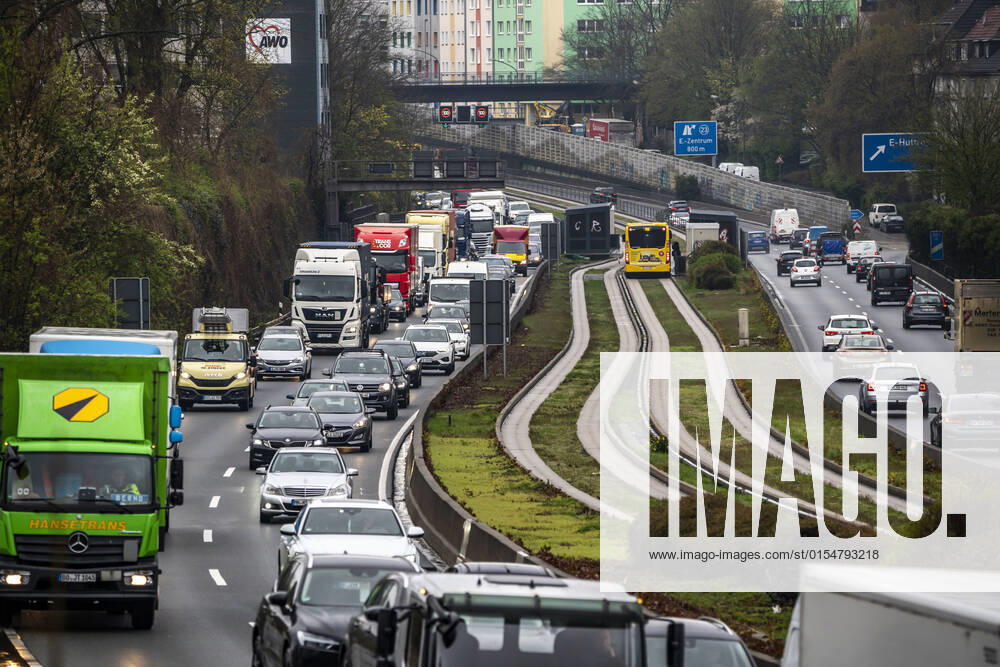 Verkehrsstau auf der Autobahn A40, Ruhrschnellweg, in Essen, Verkehrsstörung in Richtung Bochum, nach Unfall, freie Busspur in der Mitte der Autobahn für einen Stadtbus, NRW, Deutschland, Verkehrsstau