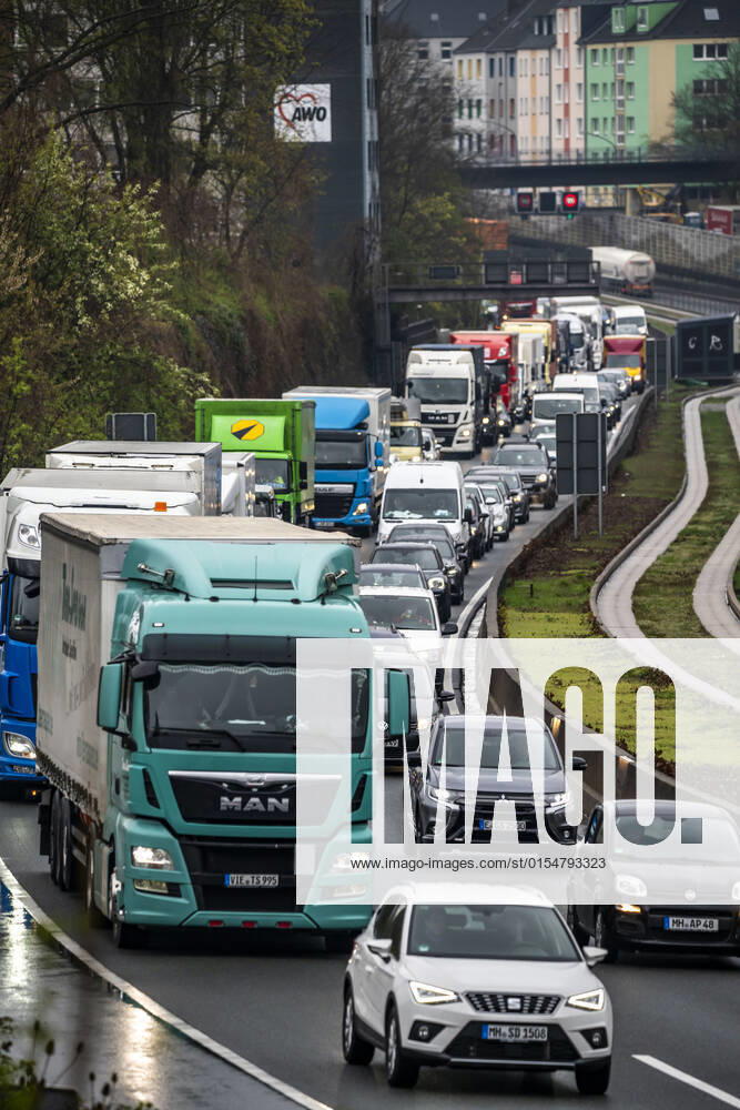 Verkehrsstau auf der Autobahn A40, Ruhrschnellweg, in Essen, Verkehrsstörung in Richtung Bochum, nach Unfall, Busspur in der Mitte der Autobahn, NRW, Deutschland, Verkehrsstau