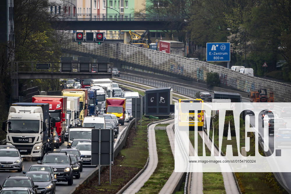 Verkehrsstau auf der Autobahn A40, Ruhrschnellweg, in Essen, Verkehrsstörung in Richtung Bochum, nach Unfall, freie Busspur in der Mitte der Autobahn für einen Stadtbus, NRW, Deutschland, Verkehrsstau