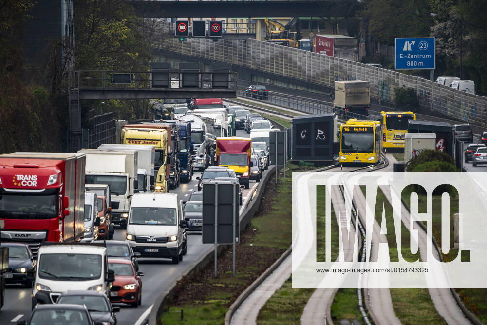 Verkehrsstau auf der Autobahn A40, Ruhrschnellweg, in Essen, Verkehrsstörung in Richtung Bochum, nach Unfall, freie Busspur in der Mitte der Autobahn für einen Stadtbus, NRW, Deutschland, Verkehrsstau