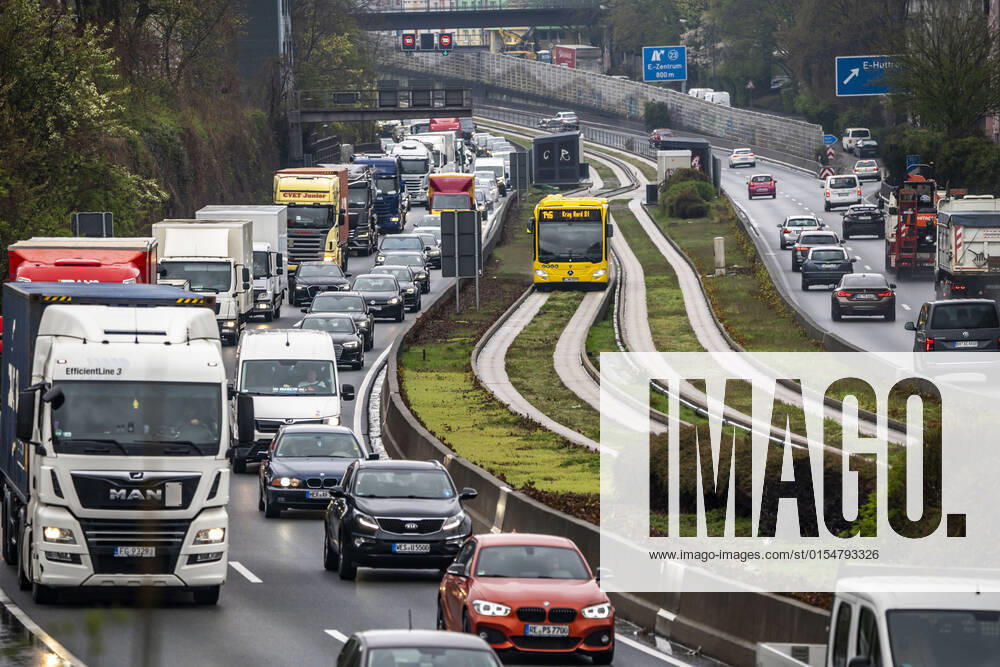 Verkehrsstau auf der Autobahn A40, Ruhrschnellweg, in Essen, Verkehrsstörung in Richtung Bochum, nach Unfall, freie Busspur in der Mitte der Autobahn für einen Stadtbus, NRW, Deutschland, Verkehrsstau