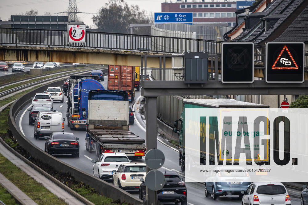 Verkehrsstau auf der Autobahn A40, Ruhrschnellweg, in Essen, Verkehrsstörung in Richtung Bochum, nach Unfall, NRW, Deutschland, Verkehrsstau