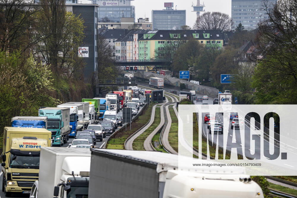 Verkehrsstau auf der Autobahn A40, Ruhrschnellweg, in Essen, Verkehrsstörung in Richtung Bochum, nach Unfall, Busspur in der Mitte der Autobahn, NRW, Deutschland, Verkehrsstau