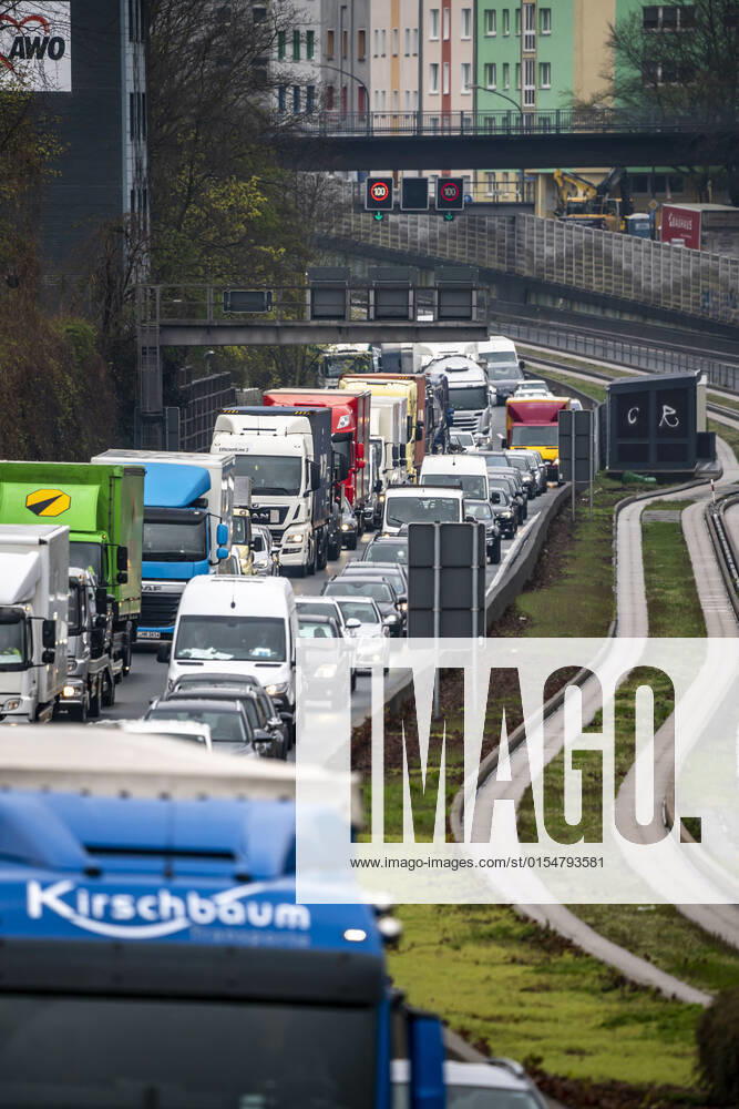 Verkehrsstau auf der Autobahn A40, Ruhrschnellweg, in Essen, Verkehrsstörung in Richtung Bochum, nach Unfall, Busspur in der Mitte der Autobahn, NRW, Deutschland, Verkehrsstau