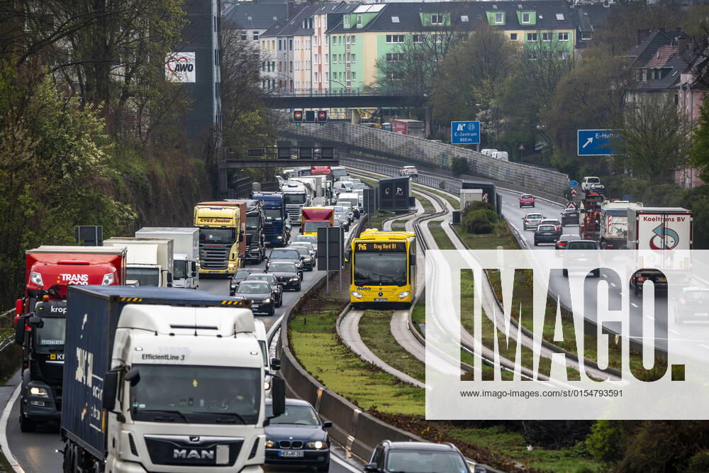 Verkehrsstau auf der Autobahn A40, Ruhrschnellweg, in Essen, Verkehrsstörung in Richtung Bochum, nach Unfall, freie Busspur in der Mitte der Autobahn für einen Stadtbus, NRW, Deutschland, Verkehrsstau