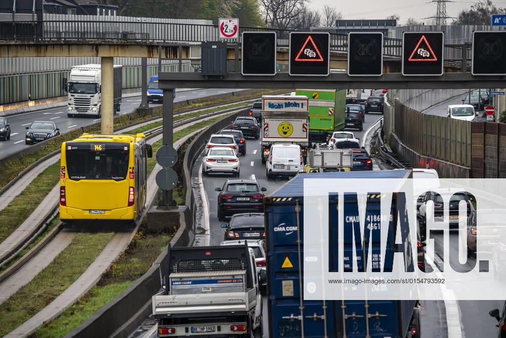 Verkehrsstau auf der Autobahn A40, Ruhrschnellweg, in Essen, Verkehrsstörung in Richtung Bochum, nach Unfall, freie Busspur in der Mitte der Autobahn für einen Stadtbus, NRW, Deutschland, Verkehrsstau