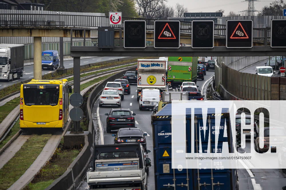 Verkehrsstau auf der Autobahn A40, Ruhrschnellweg, in Essen, Verkehrsstörung in Richtung Bochum, nach Unfall, freie Busspur in der Mitte der Autobahn für einen Stadtbus, NRW, Deutschland, Verkehrsstau