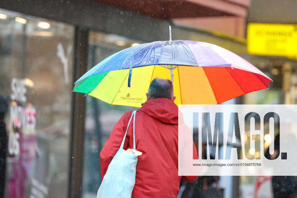 Niedersachsen, Hannover: Sturmtief NASIM über der Region. Passanten gehen mit Regenschirmen durch die Innenstadt., Symbolfoto, Wetter, Regen, Regenschirme,