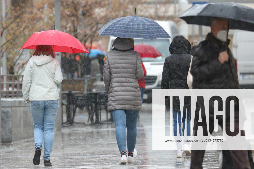 Niedersachsen, Hannover: Sturmtief NASIM über der Region. Passanten gehen mit Regenschirmen durch die Innenstadt., Symbolfoto, Wetter, Regen, Regenschirme,