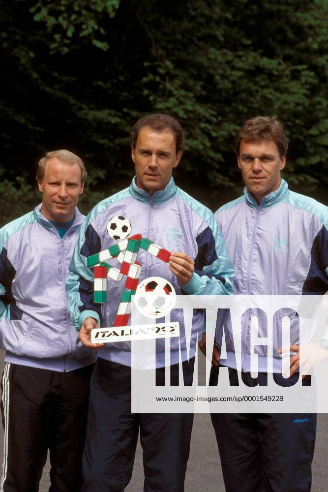 Teamchef Franz Beckenbauer (Mitte) und seine Assistenten Holger Osieck (re.) und Berti Vogts (alle BR Deutschland) mit dem WM Logo Italia 90 Fußball WM Herren DEUTSCHSPRACHIGE SPORTZEITSCHRIFTEN UND -ZEITUNGEN NUR NACH RÜCKSPRACHE, Vorschau 1990, Vdia Gruppe