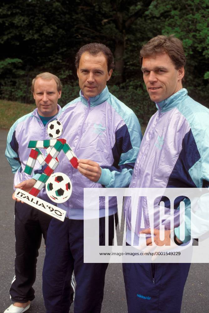 Teamchef Franz Beckenbauer (Mitte) und seine Assistenten Holger Osieck (re.) und Berti Vogts (alle BR Deutschland) mit dem WM Logo Italia 90 Fußball WM Herren DEUTSCHSPRACHIGE SPORTZEITSCHRIFTEN UND -ZEITUNGEN NUR NACH RÜCKSPRACHE, Vorschau 1990, Vdia Gruppe