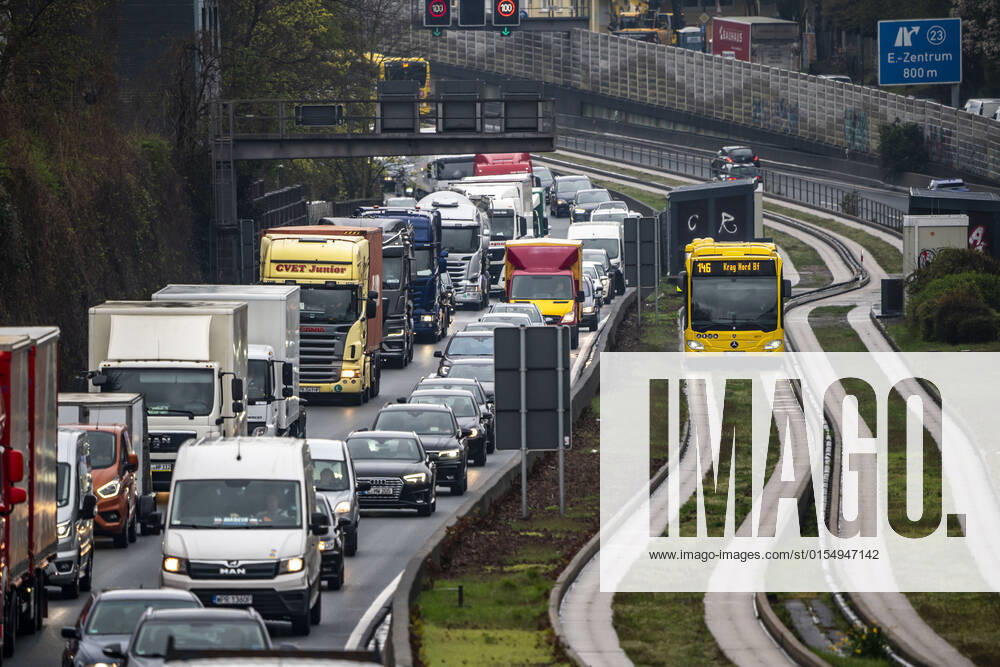Verkehrsstau auf der Autobahn A40, Ruhrschnellweg, in Essen, Verkehrsstörung in Richtung Bochum, nach Unfall, freie Busspur in der Mitte der Autobahn für einen Stadtbus, NRW, Deutschland, Verkehrsstau