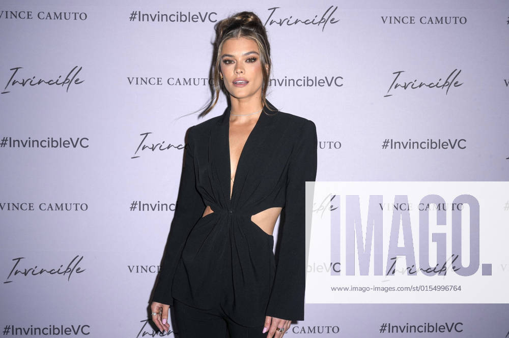 Nina Agdal beim Vince Camuto Spring 2022 Invincible Pop-up Event. New York