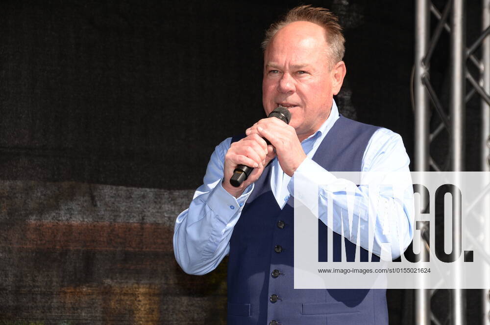 Vollker Racho, bürgerlich Rodney Greie, stellt seinen neuen Busfahrer-Song: Ich fahr ˜nen Linienbus auf dem VHH-Betriebshof in Schenefeld vor. Vollker Racho, 50, stand 16 Jahre lang mit Hits wie mit Partyhits wie Das rote Pferd oder Eine Insel mit zwei Bergen in Clubs, Diskotheken und Bars in ,Deutschland und auf Mallorca, auf der Bühne. Aufgrund der Corona-Pandemie und den damit verbundenen Einschränkungen im Eventbereich hatte sich der zweifache Familienvater Rodney Greie vor gut zwei Jahren umorientiert. Er sagte der Partybühne zumindest vorübergehend Lebewohl und machte eine Ausbildung zum Busfahrer. Seither ist Ro..dney Greie bei der VHH im Fahrdienst tätig. Hamburg, der 08.04.2022 Von der Partybühne ans Le