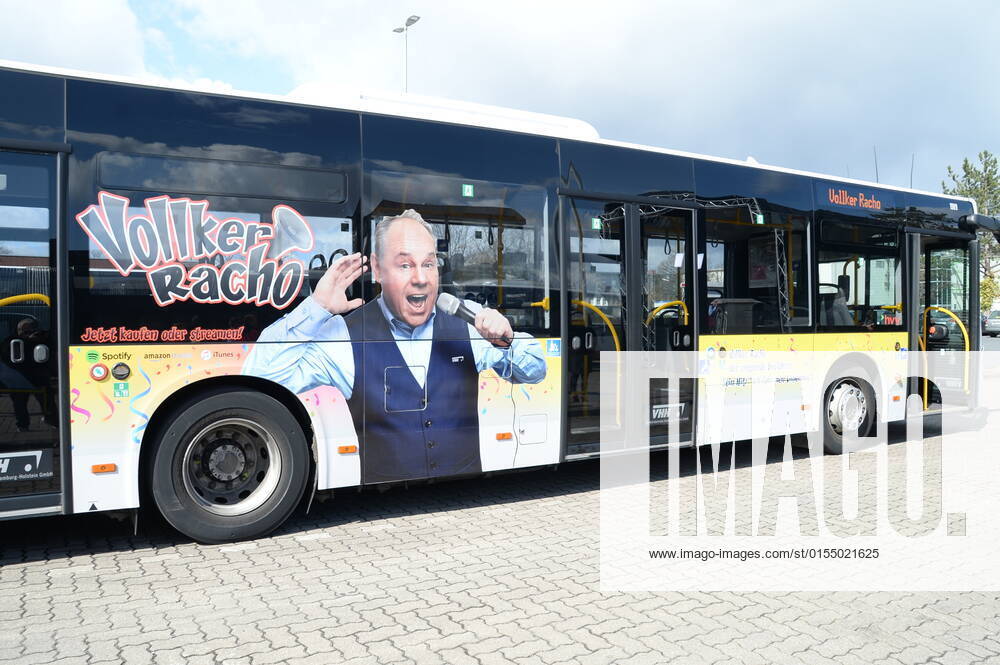 Vollker Racho, bürgerlich Rodney Greie, stellt seinen neuen Busfahrer-Song: Ich fahr ˜nen Linienbus auf dem VHH-Betriebshof in Schenefeld vor. Vollker Racho, 50, stand 16 Jahre lang mit Hits wie mit Partyhits wie Das rote Pferd oder Eine Insel mit zwei Bergen in Clubs, Diskotheken und Bars in ,Deutschland und auf Mallorca, auf der Bühne. Aufgrund der Corona-Pandemie und den damit verbundenen Einschränkungen im Eventbereich hatte sich der zweifache Familienvater Rodney Greie vor gut zwei Jahren umorientiert. Er sagte der Partybühne zumindest vorübergehend Lebewohl und machte eine Ausbildung zum Busfahrer. Seither ist Ro..dney Greie bei der VHH im Fahrdienst tätig. Hamburg, der 08.04.2022 Von der Partybühne ans Le
