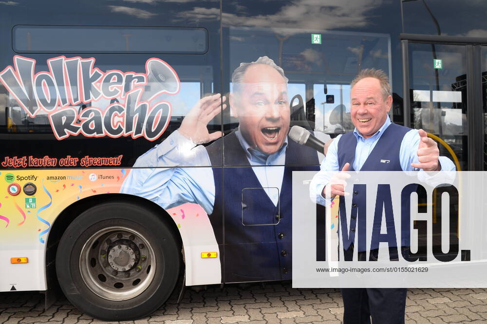 Vollker Racho, bürgerlich Rodney Greie, stellt seinen neuen Busfahrer-Song: Ich fahr ˜nen Linienbus auf dem VHH-Betriebshof in Schenefeld vor. Vollker Racho, 50, stand 16 Jahre lang mit Hits wie mit Partyhits wie Das rote Pferd oder Eine Insel mit zwei Bergen in Clubs, Diskotheken und Bars in ,Deutschland und auf Mallorca, auf der Bühne. Aufgrund der Corona-Pandemie und den damit verbundenen Einschränkungen im Eventbereich hatte sich der zweifache Familienvater Rodney Greie vor gut zwei Jahren umorientiert. Er sagte der Partybühne zumindest vorübergehend Lebewohl und machte eine Ausbildung zum Busfahrer. Seither ist Ro..dney Greie bei der VHH im Fahrdienst tätig. Hamburg, der 08.04.2022 Von der Partybühne ans Le