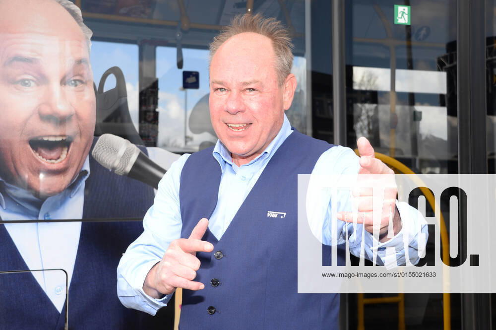 Vollker Racho, bürgerlich Rodney Greie, stellt seinen neuen Busfahrer-Song: Ich fahr ˜nen Linienbus auf dem VHH-Betriebshof in Schenefeld vor. Vollker Racho, 50, stand 16 Jahre lang mit Hits wie mit Partyhits wie Das rote Pferd oder Eine Insel mit zwei Bergen in Clubs, Diskotheken und Bars in ,Deutschland und auf Mallorca, auf der Bühne. Aufgrund der Corona-Pandemie und den damit verbundenen Einschränkungen im Eventbereich hatte sich der zweifache Familienvater Rodney Greie vor gut zwei Jahren umorientiert. Er sagte der Partybühne zumindest vorübergehend Lebewohl und machte eine Ausbildung zum Busfahrer. Seither ist Ro..dney Greie bei der VHH im Fahrdienst tätig. Hamburg, der 08.04.2022 Von der Partybühne ans Le