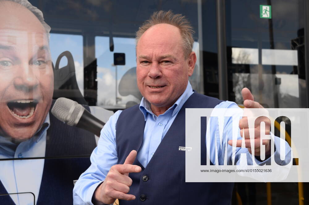 Vollker Racho, bürgerlich Rodney Greie, stellt seinen neuen Busfahrer-Song: Ich fahr ˜nen Linienbus auf dem VHH-Betriebshof in Schenefeld vor. Vollker Racho, 50, stand 16 Jahre lang mit Hits wie mit Partyhits wie Das rote Pferd oder Eine Insel mit zwei Bergen in Clubs, Diskotheken und Bars in ,Deutschland und auf Mallorca, auf der Bühne. Aufgrund der Corona-Pandemie und den damit verbundenen Einschränkungen im Eventbereich hatte sich der zweifache Familienvater Rodney Greie vor gut zwei Jahren umorientiert. Er sagte der Partybühne zumindest vorübergehend Lebewohl und machte eine Ausbildung zum Busfahrer. Seither ist Ro..dney Greie bei der VHH im Fahrdienst tätig. Hamburg, der 08.04.2022 Von der Partybühne ans Le