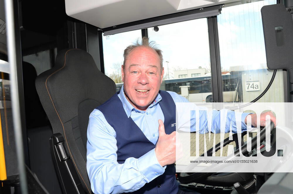Vollker Racho, bürgerlich Rodney Greie, stellt seinen neuen Busfahrer-Song: Ich fahr ˜nen Linienbus auf dem VHH-Betriebshof in Schenefeld vor. Vollker Racho, 50, stand 16 Jahre lang mit Hits wie mit Partyhits wie Das rote Pferd oder Eine Insel mit zwei Bergen in Clubs, Diskotheken und Bars in ,Deutschland und auf Mallorca, auf der Bühne. Aufgrund der Corona-Pandemie und den damit verbundenen Einschränkungen im Eventbereich hatte sich der zweifache Familienvater Rodney Greie vor gut zwei Jahren umorientiert. Er sagte der Partybühne zumindest vorübergehend Lebewohl und machte eine Ausbildung zum Busfahrer. Seither ist Ro..dney Greie bei der VHH im Fahrdienst tätig. Hamburg, der 08.04.2022 Von der Partybühne ans Le