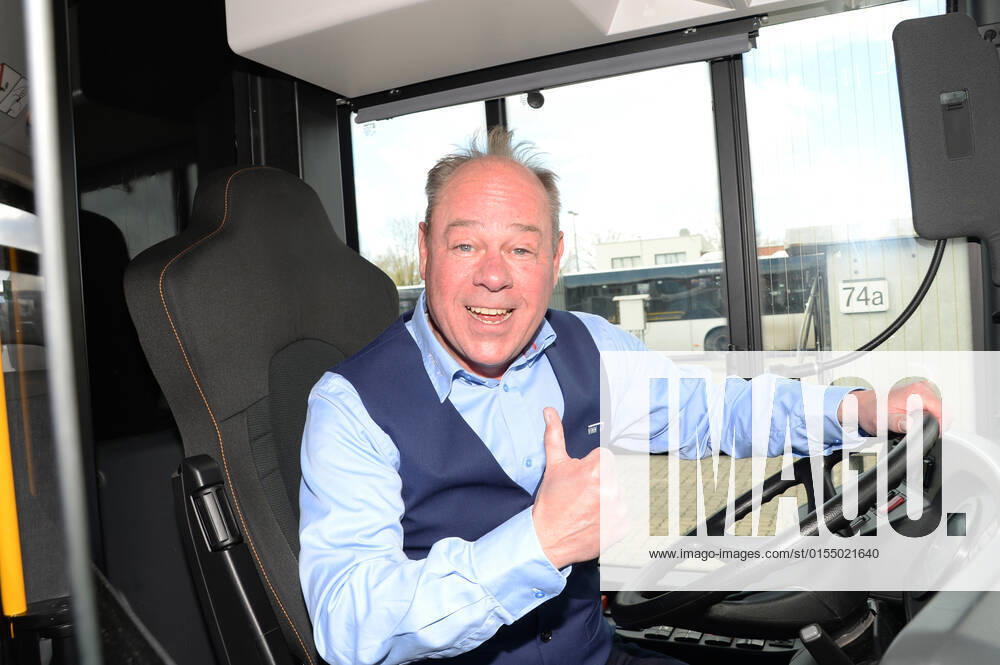 Vollker Racho, bürgerlich Rodney Greie, stellt seinen neuen Busfahrer-Song: Ich fahr ˜nen Linienbus auf dem VHH-Betriebshof in Schenefeld vor. Vollker Racho, 50, stand 16 Jahre lang mit Hits wie mit Partyhits wie Das rote Pferd oder Eine Insel mit zwei Bergen in Clubs, Diskotheken und Bars in ,Deutschland und auf Mallorca, auf der Bühne. Aufgrund der Corona-Pandemie und den damit verbundenen Einschränkungen im Eventbereich hatte sich der zweifache Familienvater Rodney Greie vor gut zwei Jahren umorientiert. Er sagte der Partybühne zumindest vorübergehend Lebewohl und machte eine Ausbildung zum Busfahrer. Seither ist Ro..dney Greie bei der VHH im Fahrdienst tätig. Hamburg, der 08.04.2022 Von der Partybühne ans Le