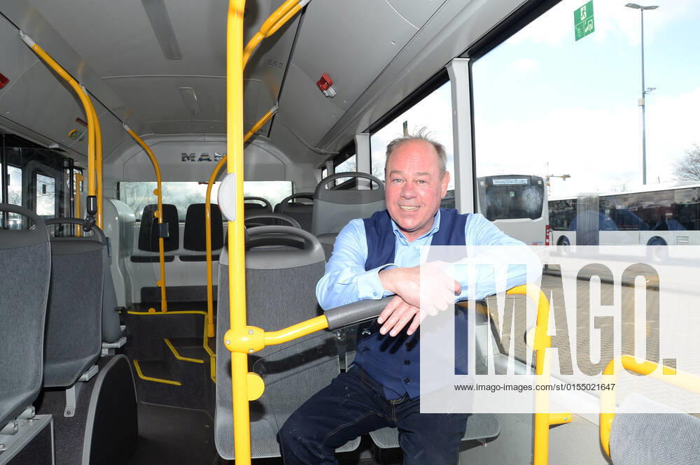 Vollker Racho, bürgerlich Rodney Greie, stellt seinen neuen Busfahrer-Song: Ich fahr ˜nen Linienbus auf dem VHH-Betriebshof in Schenefeld vor. Vollker Racho, 50, stand 16 Jahre lang mit Hits wie mit Partyhits wie Das rote Pferd oder Eine Insel mit zwei Bergen in Clubs, Diskotheken und Bars in ,Deutschland und auf Mallorca, auf der Bühne. Aufgrund der Corona-Pandemie und den damit verbundenen Einschränkungen im Eventbereich hatte sich der zweifache Familienvater Rodney Greie vor gut zwei Jahren umorientiert. Er sagte der Partybühne zumindest vorübergehend Lebewohl und machte eine Ausbildung zum Busfahrer. Seither ist Ro..dney Greie bei der VHH im Fahrdienst tätig. Hamburg, der 08.04.2022 Von der Partybühne ans Le