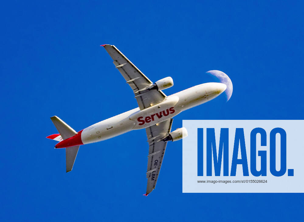 Bilder des Jahres 2022, Entertainment 04 April Entertainment Themen der Woche KW14 Flugzeug vor Mond Ein Flugzeug Airbus A320-214 der österreichischen Fluggesellschaft Austrian Airlines beim Landeanflug auf den Frankfurter Flughafen vor dem Mond Offenbach am Main Hessen Deutschland