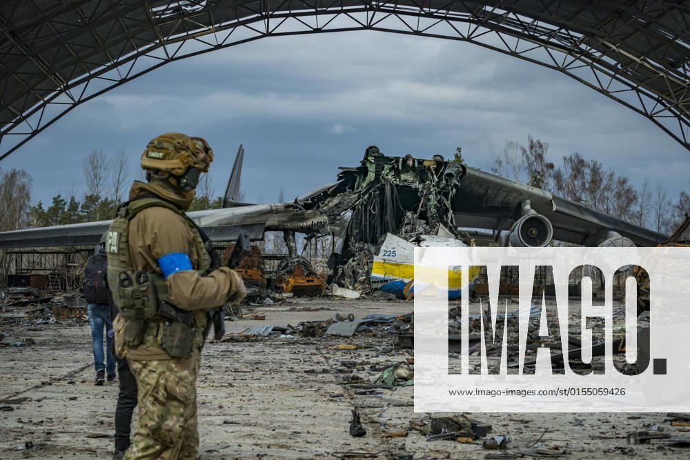 An ukrainian soldier looks the destroyed cargo plane Antonov An-225 Mriya in the Gostomel airport near Kiev. The biggest cargo plane in the world was shelled by russian forces during its occupation of the airport. Gostomel Ukraine - ZUMAa131 20220408_zap_a131_011