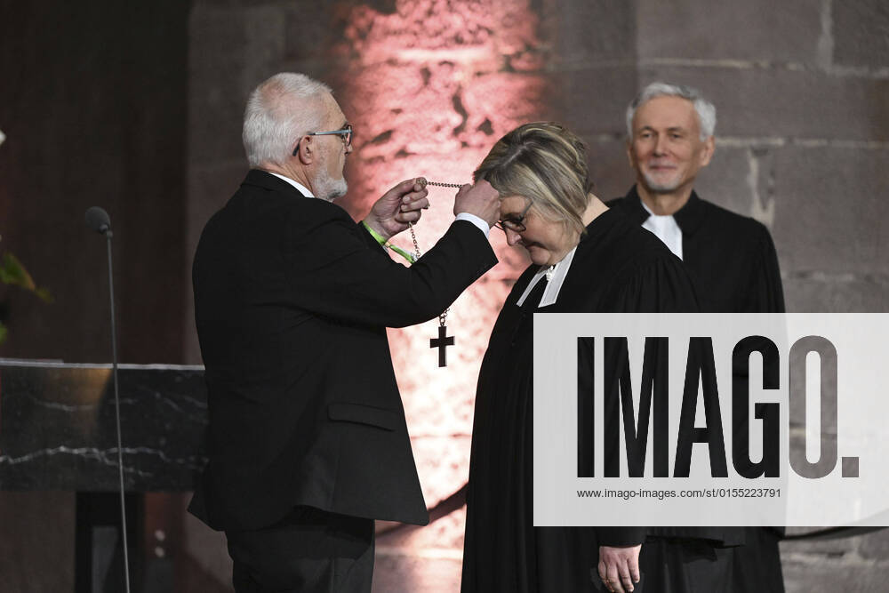 Die erste Bischoefin der Evangelischen Landeskirche in Baden, Heike Springhart (Foto), ist am Sonntag (10.04.2022) mit einem Festgottesdienst offiziell in ihr Amt eingefuehrt worden. In dem Gottesdienst wurde auch ihr Vorgaenger, Jochen Cornelius-Bundschuh (Foto re.) in den Ruhestand verabschiedet. Die feierliche Uebergabe des Amtskreuzes durch Synodalpraesident Axel Wermke (Foto li.) fand im Beisein von mehr als 500 Gaesten in der Stadtkirche Karlsruhe statt und wurde auch im SWR-Fernsehen live uebertragen. (Siehe epd-Meldung vom 10.04.2022) Erste badische Bischoefin mit Festgottesdienst ins Amt eingefuehrt