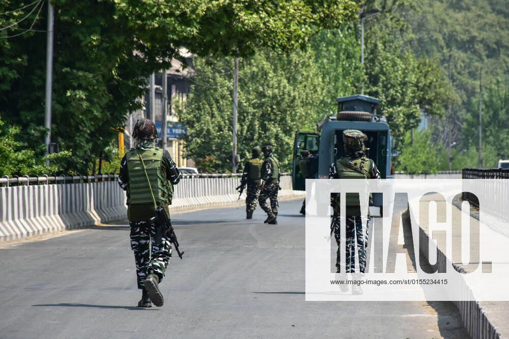 Paramilitary troopers patrol following the encounter between government forces and militants. A top militant commander was among two militants killed while two cops and a CRPF trooper were injured in a gunfight in Srinagar. Srinagar India - ZUMAs197 20220410_zaa_s197_048