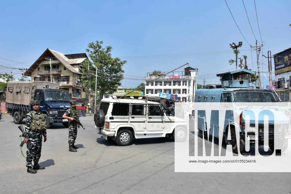 Paramilitary troopers take position following the encounter between government forces and militants. A top militant commander was among two militants killed while two cops and a CRPF trooper were injured in a gunfight in Srinagar. Srinagar India - ZUMAs197 20220410_zaa_s197_049
