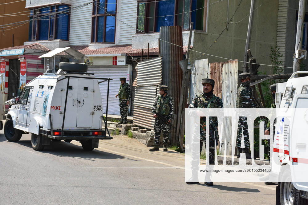 Paramilitary troopers take position following the encounter between government forces and militants. A top militant commander was among two militants killed while two cops and a CRPF trooper were injured in a gunfight in Srinagar. Srinagar India - ZUMAs197 20220410_zaa_s197_052