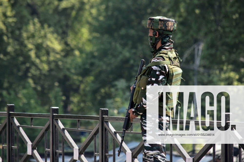 A paramilitary trooper takes position following the encounter between government forces and militants A top militant commander was among two militants killed while two cops and a CRPF trooper were injured in a gunfight in Srinagar. Srinagar India - ZUMAs197 20220410_zaa_s197_056