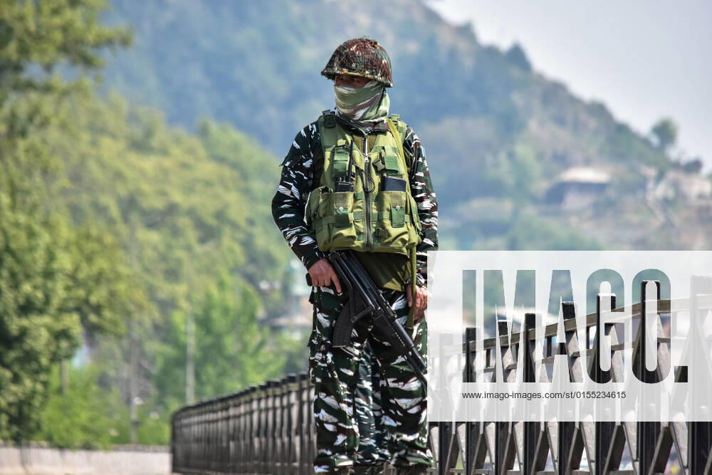 A paramilitary trooper takes position following the encounter between government forces and militants A top militant commander was among two militants killed while two cops and a CRPF trooper were injured in a gunfight in Srinagar. Srinagar India - ZUMAs197 20220410_zaa_s197_057