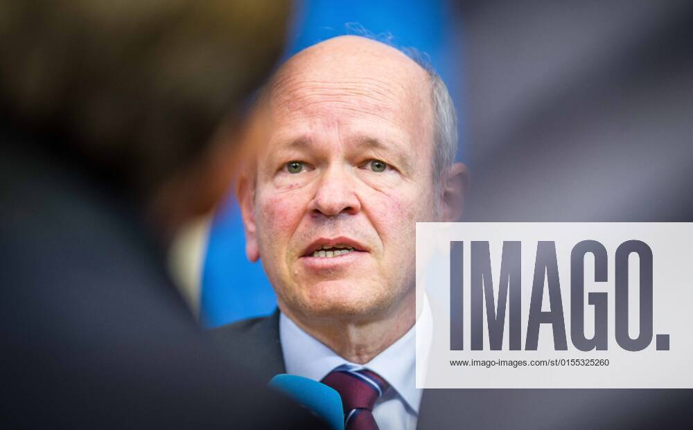 BURKHARD KOERNER (Burkhard KoÂ¶rner) Praesident of the Bavarian Verfassungsschutz. The Bavarian Verfassungsschutz (Secret Service, Office for the Protection of the Constitution) released the 2021 report detailing threats to the state of Bavaria and the country. Over the past years, conspiracy theorists, new age and wellness extremists, right-extremists, and various enemies of democracy have taken a leading role against the German state and society, with imagery such as the August 2020 storming of the Reichstag and May 2020 3,000 Corona rebels demonstrating at Marienplatz in Munch associated with it. Numerous participants in that storming come from the Bavarian scene and are radicalizing at increa - ZUMAb160 20220411_zbp_b160_040